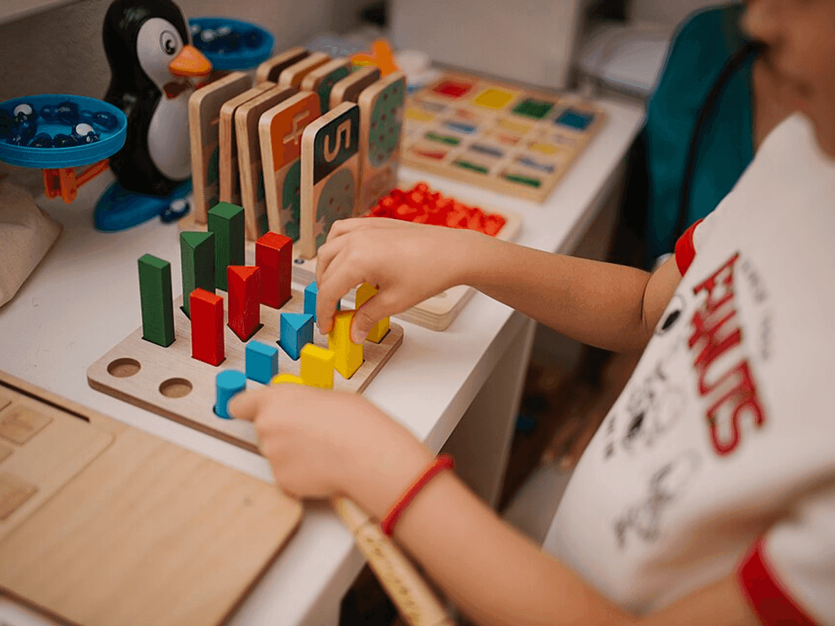 Criança brincando e aprendendo com brinquedos educativos